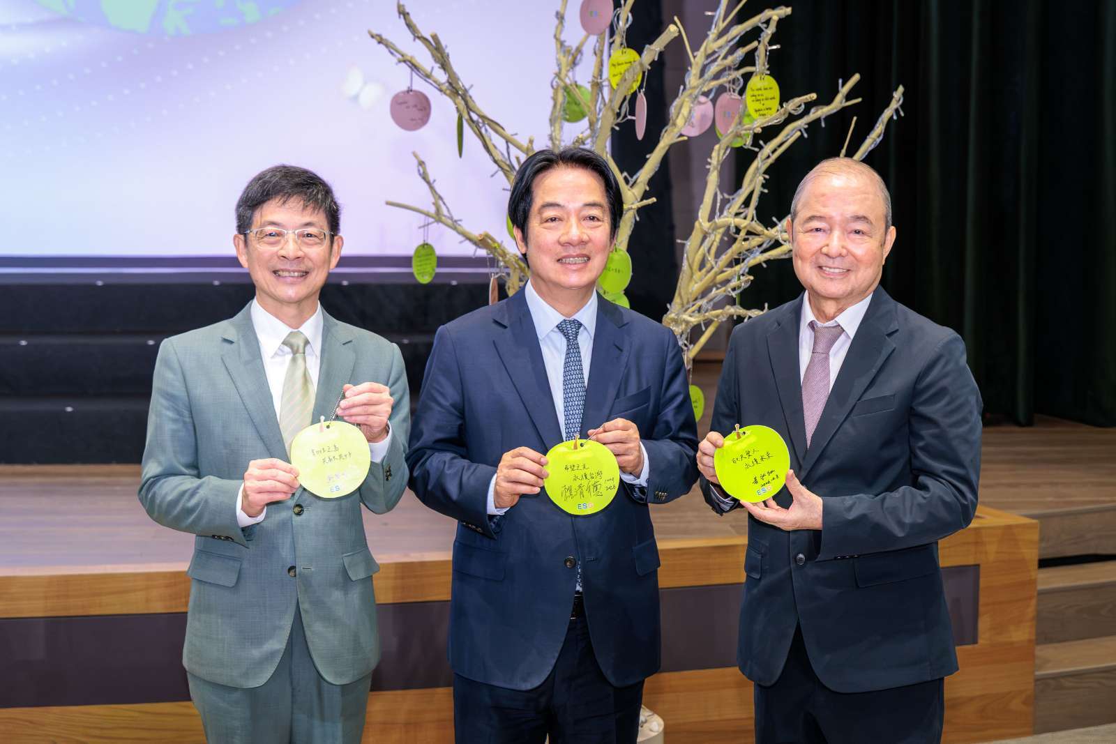 賴清德總統（中）於「玉山ESG永續倡議行動」現場親筆寫下「希望之光，永續台灣」祈福卡，並與玉山金控創辦人黃永仁（右）、董事長黃男州（左）合影留念。（圖／玉山金控提供）