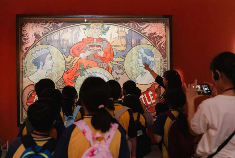 国泰金控主要赞助《新艺境：慕夏百年经典特展》，展览期间举办公益观展日，带领台南当地学童近距离欣赏国际级艺术作品。 （图/国泰金控提供）