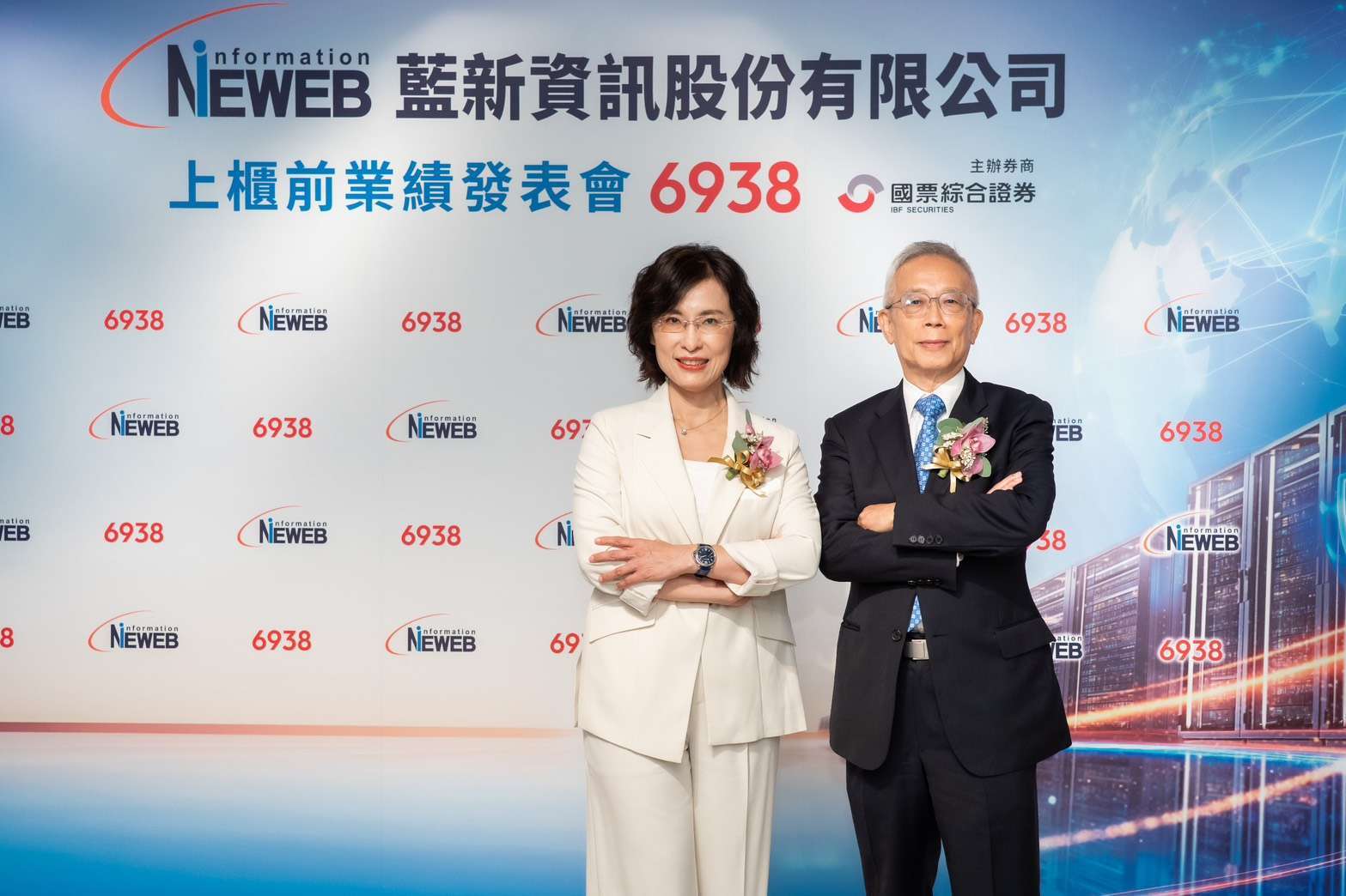 藍新資訊董事長郭廷群（右起）、總經理楊璦如。