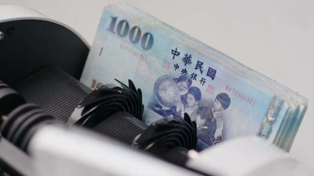 股匯雙殺再現!台股外資提款破3千億 台幣重貶近2角摔回32.265元。(圖:shutterstock)