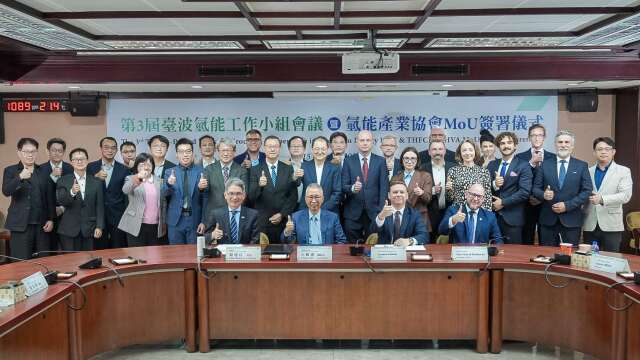 經濟部次長賴建信(前排左一)、波蘭能源部次長Piotr Paweł Masłowski(前排右一),並見證雙方氫能產業協會簽署MOU。(圖:經濟部)