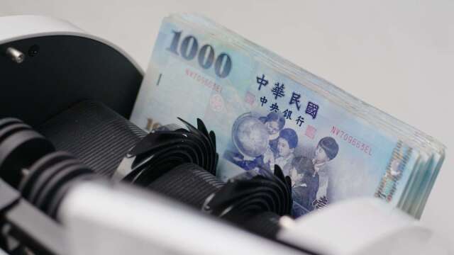 股匯雙殺爆賣壓!外資狂砍767億元 台幣重貶1.07角收32.445元。(圖:shutterstock)