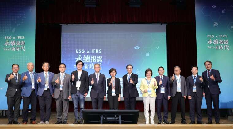 凱基證券、IR Trust及中華獨立董事協會共同主辦台灣規模最大的ESG投資論壇「2026 ESG x IFRS 永續揭露新時代」，由金管會常務副主任委員莊琇媛(中)、凱基證券董事長許道義(中右)及凱基投顧董事長朱晏民(右一)代表出席。
