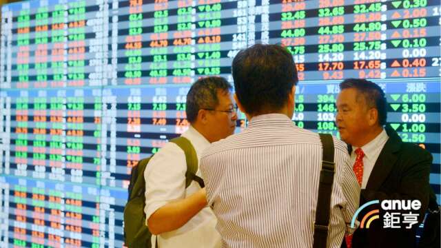 外资中止连10卖！台股期现货齐翻多 买超友达、鸿海及南亚各逾2万张