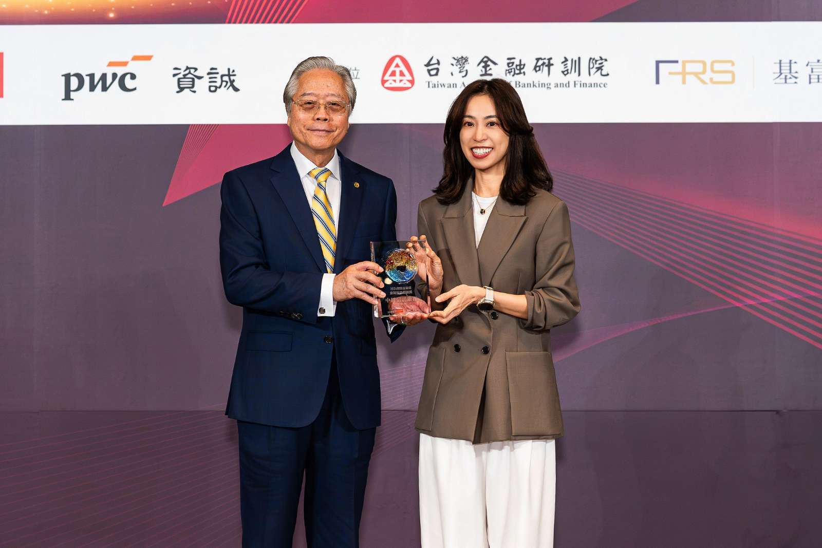 中信銀行今日獲頒2026財訊金融獎「金融科技創新獎—銀行類金質獎」、「消費者金融品牌獎—銀行客戶推薦優質獎」，由中信銀行數位平台經營處處長李雅婷副總經理（右）代表領獎。圖／中信金控提供