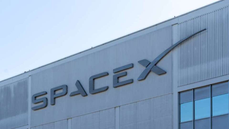 嫌吵就買你房！SpaceX擬收購418戶 「土豪解法」資料中心噪音抗議