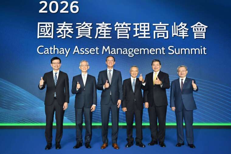 國泰金控「2026國泰資產管理高峰會」今（30）日登場，以「引領新常態：打造穩健投資新典範」為主軸，集結貝萊德、PIMCO（品浩）、摩根大通等世界級資產管理機構等，近20位海內外全球投研領袖，引領台灣投資人掌握第一手國際級資產管理洞察，吸引近1.2萬人報名參與，線上及現場同時觀看人數突破8,000人。 （圖／國泰金控提供）