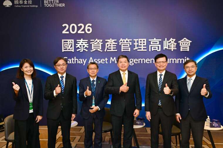 「2026國泰資產管理高峰會」今（30）日登場。國泰資產管理以國泰投信為核心，隨其資產管理規模持續擴大，持續深化投資研究、產品策略及全權委託等專業能力，以國際級標準，承接集團長期資金、整合專業投資資源，邁向區域資產管理平台。國泰金控總經理李長庚（右三）、國泰投信董事長李偉正（右二）、國泰人壽總經理林昭廷（左三）、國泰世華銀行發言人傅伯昇（左二）、國泰投信投資長鄭立誠（右一）、國泰金控副總施君蘭（左一）共同出席會後媒體聯訪。 （圖／國泰金控提供）