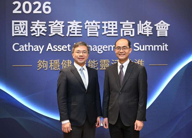 國泰資產管理以國泰投信為核心，水平整合集團投研、商品、通路及高資產服務資源，今年進一步採行雙投資長（CIO）制度，由資深副總林士喬（右）與鄭立誠（左）共同擔任投資長。雙投資長將透過專業分工與共同治理，讓投資端與產品端能更緊密連結，強化組織韌性。 （圖／國泰金控提供）