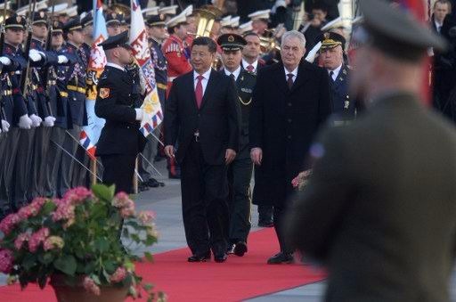 中國國家主席習近平出席捷克總統澤曼舉行的歡迎儀式。      (圖:AFP)