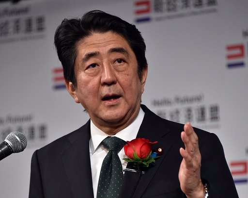 日本首相安倍晉三稱將如期調漲消費稅 (圖:AFP)