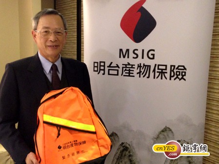 明台產險總經理曾武仁表示，重視風險，全公司員工皆配發緊急避難包。(鉅亨網記者陳慧菱攝)