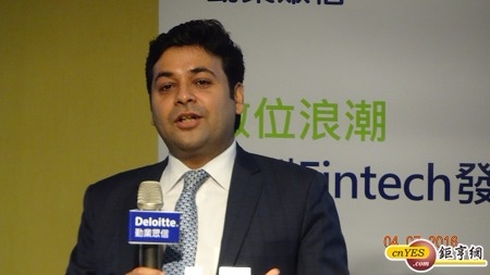 德勤新加坡管理顧問服務執行總監Mohit Mehrotra指出，創新科技已經解構現有金融服務模式，電子商務發展與線上融資服務，也挑戰傳統金融機構的利基，直接影響現有金融交易模式。(鉅亨網記者張旭宏攝)