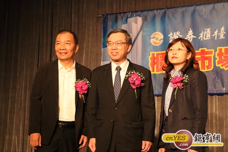 神準董事長蔡文河(左)表示，今年續拚賺1個股本。(鉅亨網記者李宜儒攝)